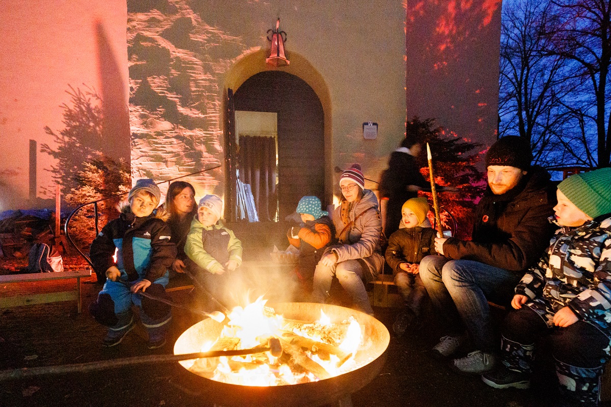 Weihnachtliche Treffen bei "Advent unterm Kirchturm" in Hhr-Grenzhausen