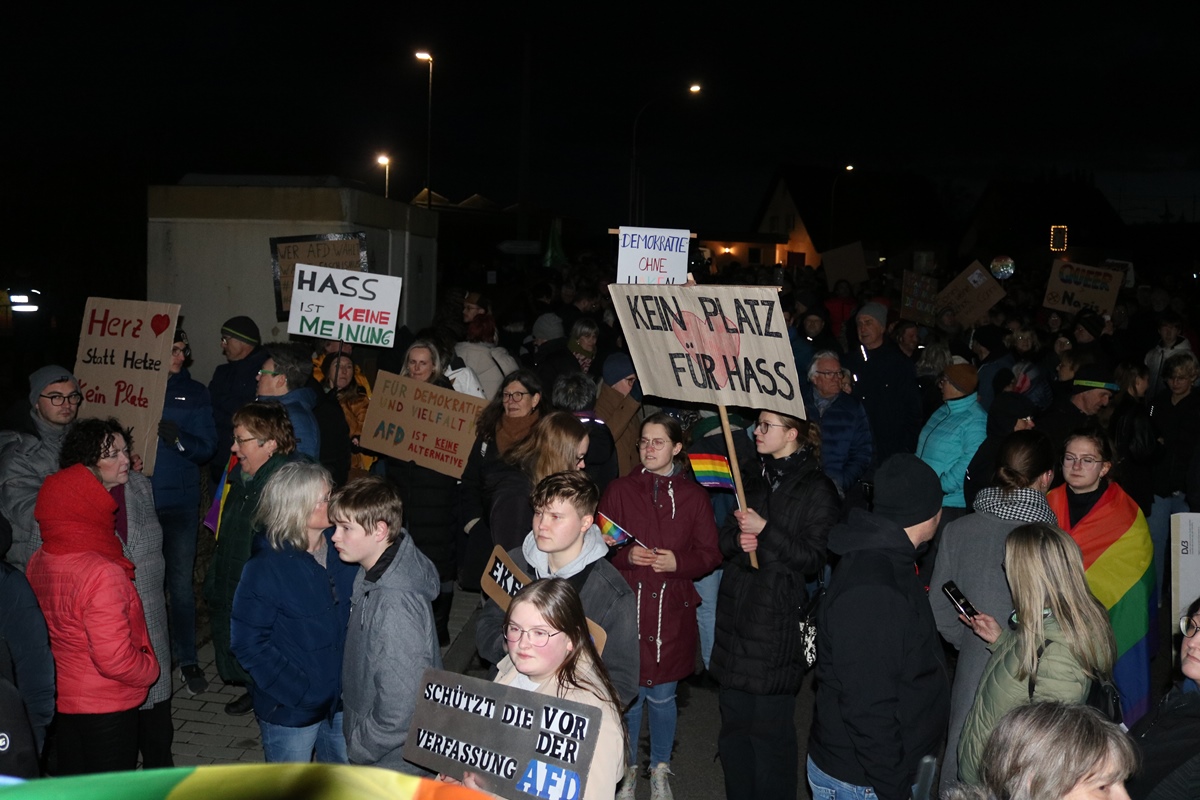 "Puderbach bleibt bunt" - Beeindruckender Protest gegen den Neujahrsempfang der AfD