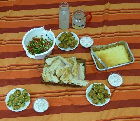 Ein groes buntes Essenstuch wurde auf dem Boden ausgebreitet und alle Speisen   in   die   Mitte   gestellt. (Grundschule Etzbach)