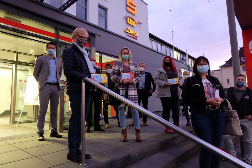 Die drei Haupt-Gewinnerinnen des After-Work-Shoppings in der Bildmitte v.l. Ingrid Graf gewann 150 Euro, Natascha Peterleweling konnte sich ber 300 Euro freuen, Carolin Mrochen erhielt 50 Euro. Es gratulierten Mitglieder und Organisatoren vom Treffpunkt Wissen. (Foto: KathaBe)