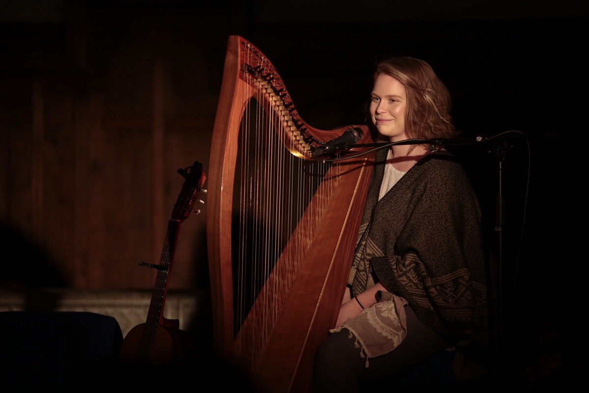 Aisling Urwin spielt die Harfe. (Fotos: privat)