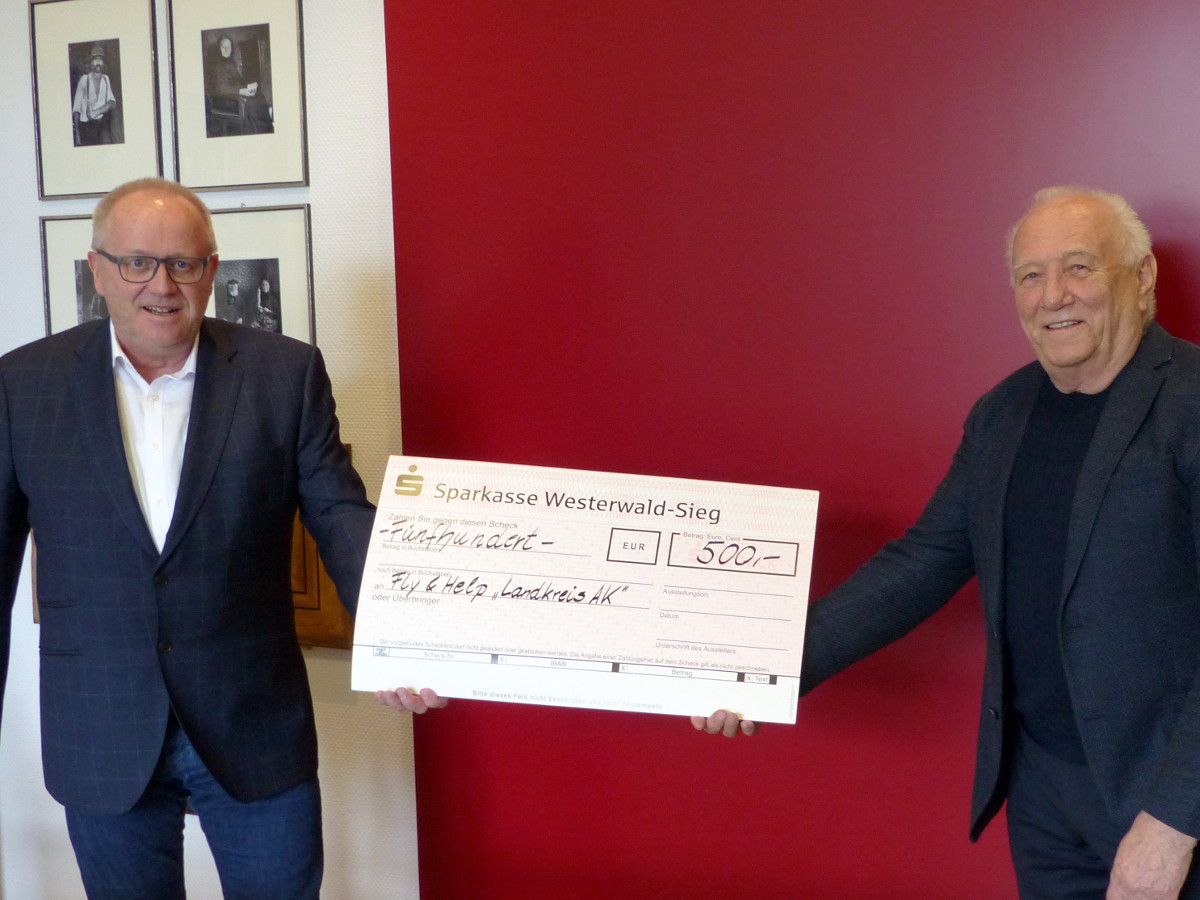 Bernhard Seelbach (rechts) bergab einen Spendenscheck ber 500 Euro an Landrat Dr. Peter Enders. (Foto: Kreisverwaltung Altenkirchen)
