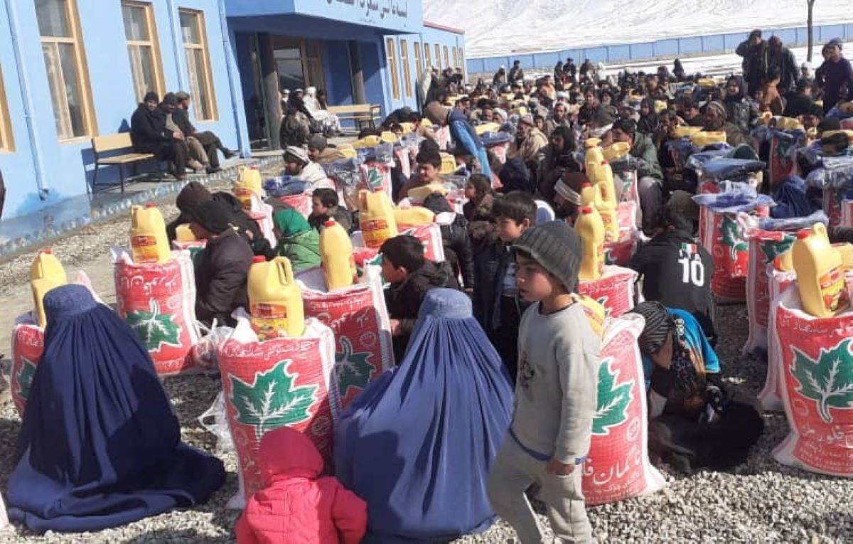 Altenkirchener Afghanistan-Stiftung: Mehl, Speisel, Winterjacken und warme Stiefel bergeben
