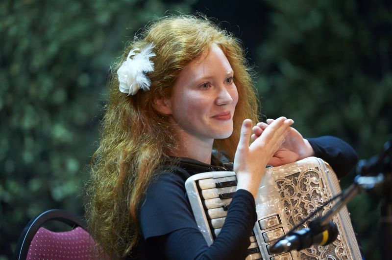 Akkordeonistin Scarlett Christmann auf dem Harmonika-Treffen 2016. Foto: Matthias Ketz