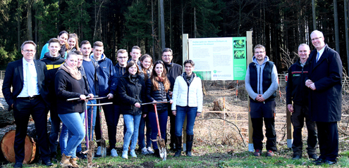 Dr. Ralf Klbach, Vorstand Westerwald Bank, die Auszubildenden Jahrgang 2016, Markus Kurtseifer, Vorstand Westerwald Bank, Forstwirt Julian Huhn, Revierleiter Detlev Nauen und Wilhelm Hser, Vorstandsprecher der Westerwald Bank. Foto: WW-Bank