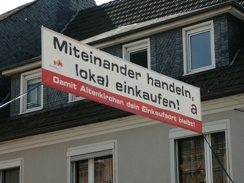 Mit einem Banner am Beginn der Fußgängerzone zwischen den Modehäusern Dörner und Iserlohe wirbt der Aktionskreis Altenkirchen für den Einkauf vor Ort. (Foto: hak)
