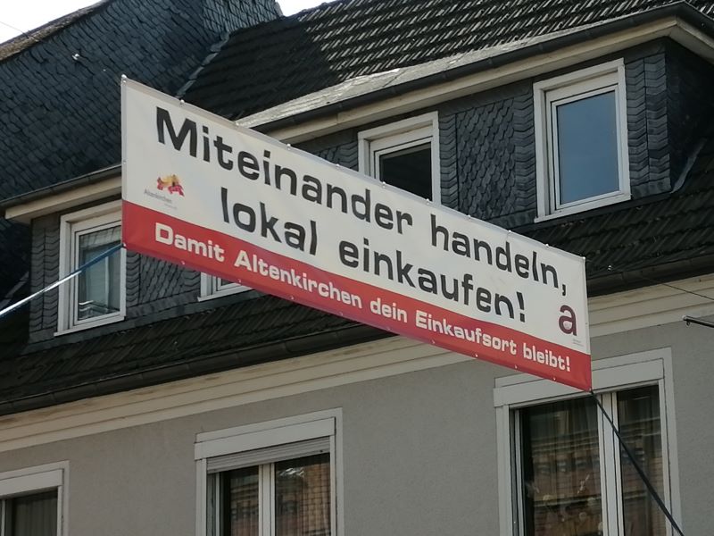 Mit einem Banner am Beginn der Fugngerzone zwischen den Modehusern Drner und Iserlohe wirbt der Aktionskreis Altenkirchen fr den Einkauf vor Ort. (Foto: hak)