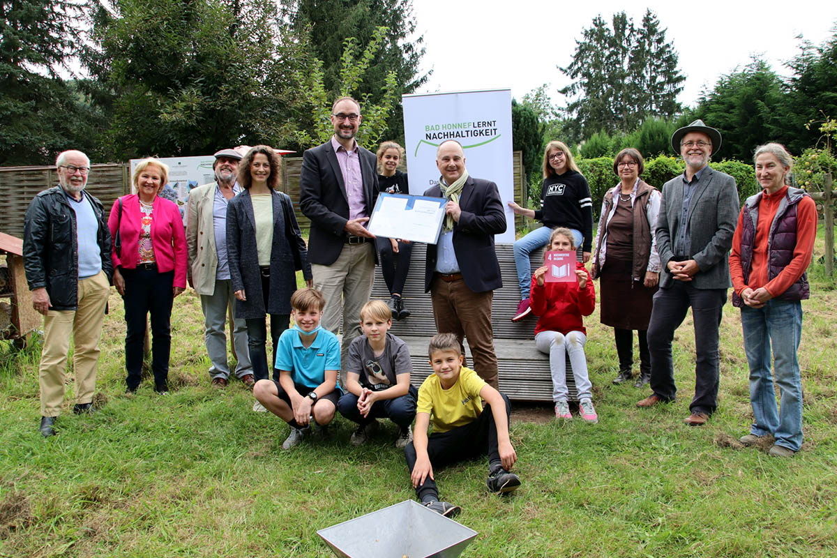 Die Schler sind aus der Klasse 6a der Schule Schloss Hagerhof. Die Erwachsenen v. l.: Sten Martenson (Lions), Astrid Hencke (Lions), Hans van Ooyen (sozialgenial-Regionalmanager fr Kln), Daniela Paffhausen (BHAG), Schulleiter Dr. Sven Neufert, Dr. Stefan Nhrlich (Geschftsfhrer Stiftung Aktive Brgerschaft), Maria-Elisabeth Loevenich (Projektleiterin), Dr. Dirk Krmer (Lehrer) und Astrid Nieswand (pdagogische Mitarbeiterin). Foto: privat