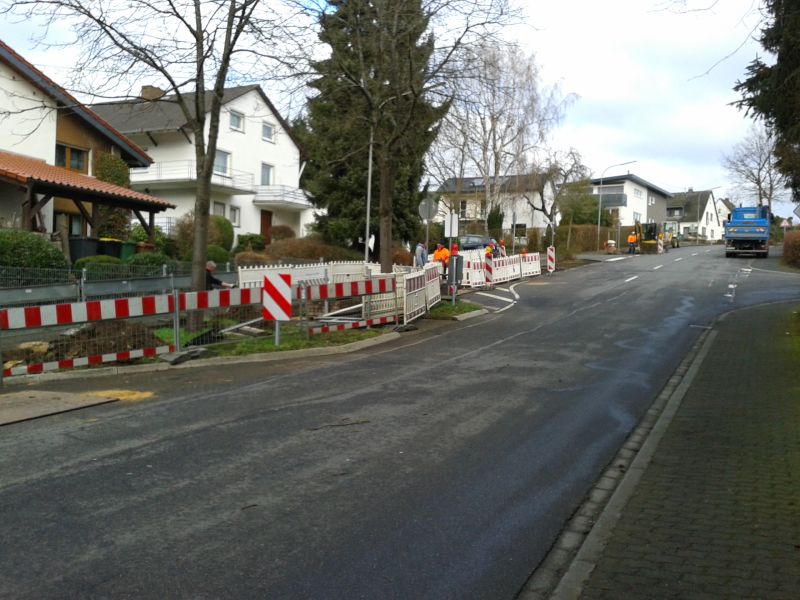 Entlang der Albertstrae in Montabaur werden derzeit die Wasserleitungen erneuert. Es kommt zu Beeintrchtigungen im Fahrzeugverkehr. Foto: VG Montabaur