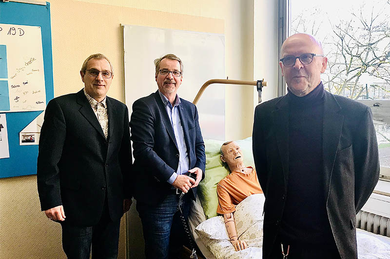 Der SPD-Landtagsabgeordnete Sven Lefkowitz (Mitte) bei seinem Besuch gemeinsam mit dem kommissarischen Schulleiter Wolfgang Knzel (links) und Studiendirektor Elmar Kanschik. Foto: privat