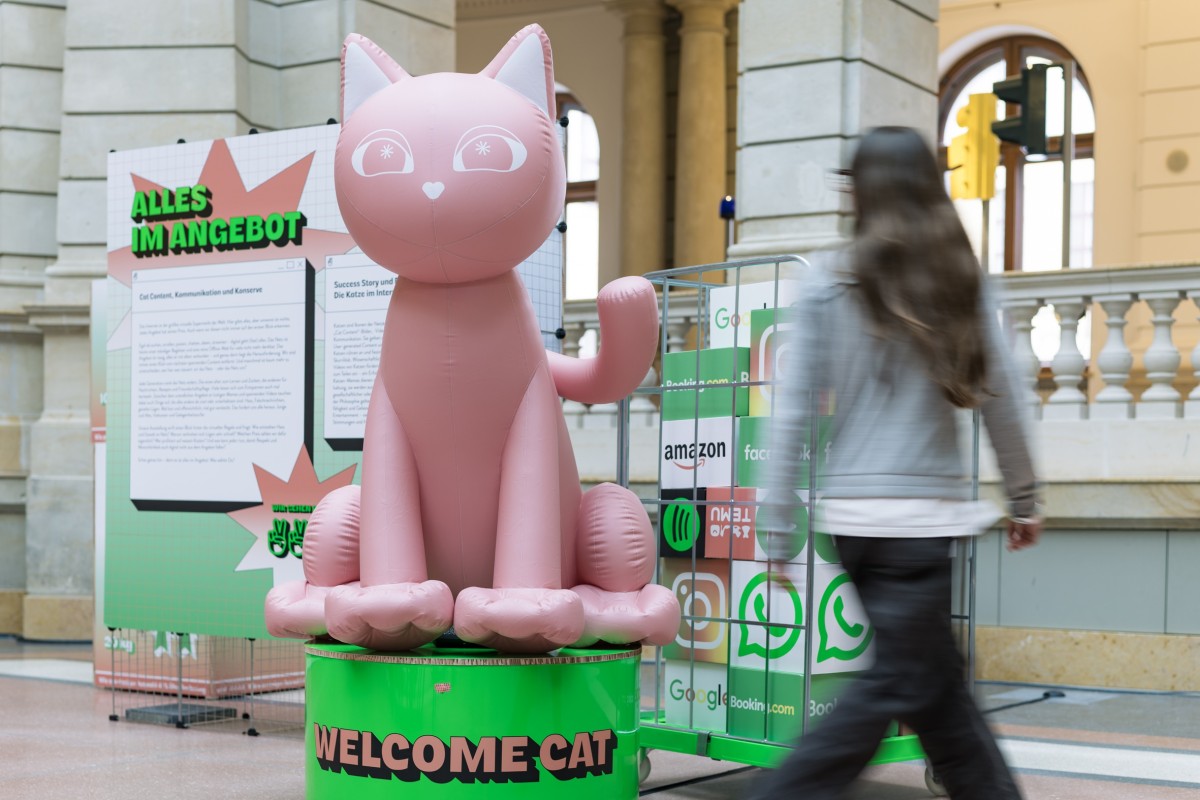 Netty Cat, das Maskottchen zu "Alles im Angebot" Wanderausstellung �ber Desinformation, digitale Gewalt und unseren Alltag im Netz, die von Mitte M�rz bis Ende Mai im LBZ Koblenz erkundet werden kann. Foto: Kay Herschelmann
