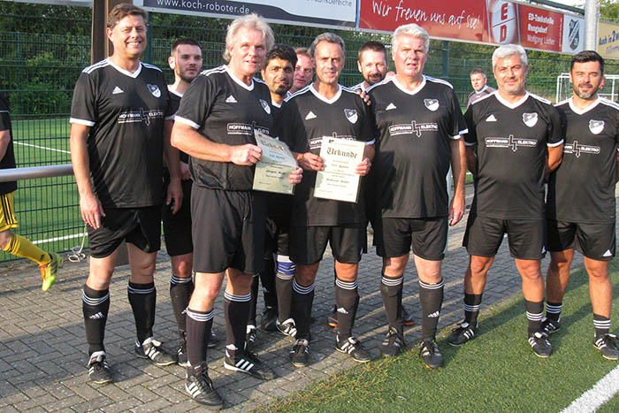 Hinten von links:	Jrgen Reinhard, Thorsten Schmitt, Ali Yama, Markus Ehgartner, Michael Petkovski
Vorne von links:	Jrgen Huth (333 Spiele), Andreas Bahn (111 Spiele), Bernd Kambeck, Giuseppe Carrubba, Danijel Ramljak. Foto: Verein