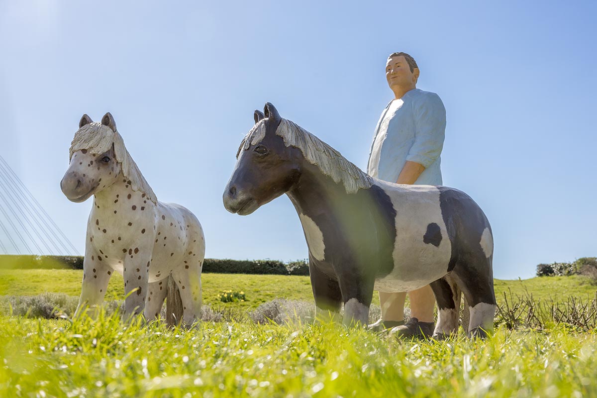 Drei Monate lang bevlkerten die Alltagsmenschen die Neuwieder Innenstadt. Klarer Favorit bei den Kindern: die beiden Ponys in den Goethe-Anlagen. Foto: Martin Christ