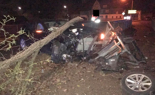 Der unter Alkoholeinfluss stehende Fahrer wurde leicht verletzt, am PKW entstand Totalschaden. Der Sachschaden wird auf etwa 40.000 Euro geschtzt. (Foto: Polizei)