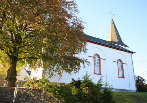 Sogar ein Kunstreisefhrer schwrmt von der evangelischen Kirche in Alpenrod. (Foto: Evangelisches Dekanat Westerwald)