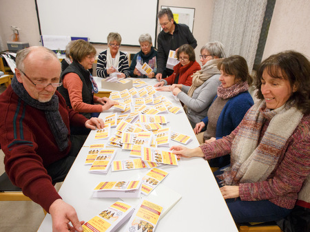 Die Flyer sind lngst nicht die einzige Sache, um die sich die Vorbereitungsgruppe des Alpha-Kurses kmmern muss. Das kumenische Team steckt mitten in den Vorbereitungen fr den diesjhrigen Glaubensgrundkurs, der im April beginnt. (Foto: Evangelisches Dekanat Westerwald)