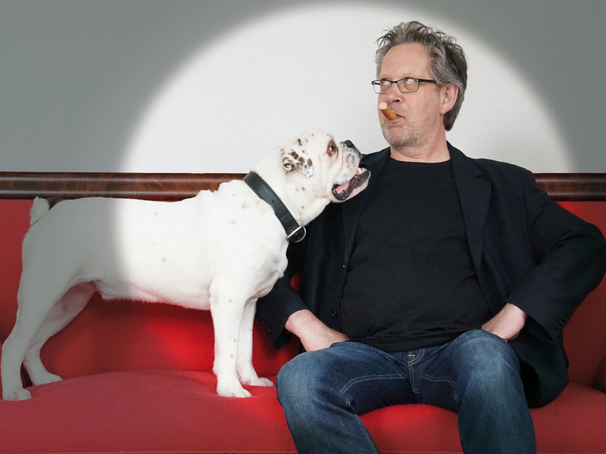 Kabarett mit Bulldogge: Kurt Knabenschuh kläfft im Kleinkunstverein "Die Eule"