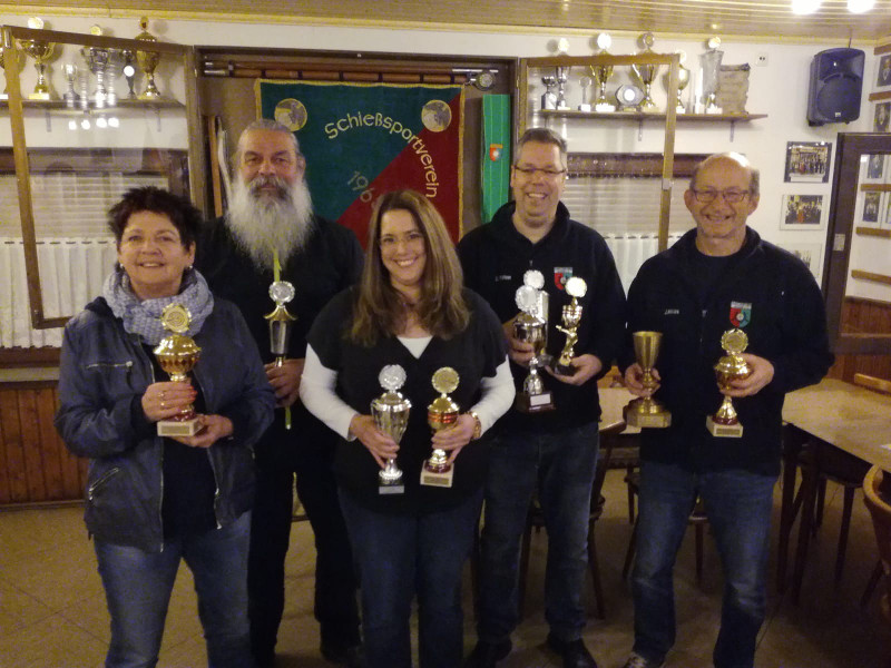 Nach einem sehr erfolgreichen Tag erhielten alle Schtzen beim SSV Alsdorf ihre Trophen. Foto: Verein
