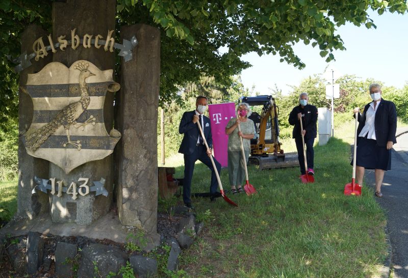 Von links nach rechts: Brgermeister Michael Merz, Ortsbrgermeisterin Heike Christmann sowie Projektleiter Karl Heinz Wolf und Annette Neubauer von der Telekom. Foto: privat
