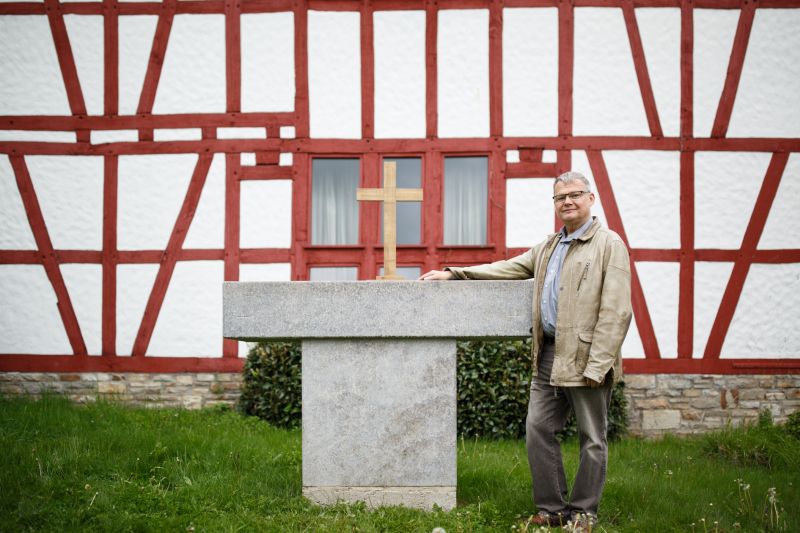 Nordhofen weiht den Auenaltar ein