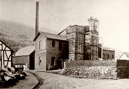 Die Alte Htte im Jahr 1913. Die Aufnahme gehrt zur Ausstellung Feuer und Eisen im Herdorfer Rathaus. (Foto: Verbandsgemeindeverwaltung Herdorf-Daaden/Peter Weller) 