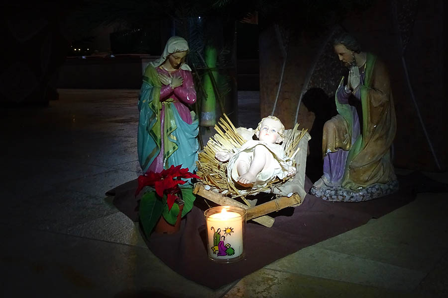 Eine alte Krippendarstellung aus der Kirche in Hhn wurde beim damaligen Kirchenumbau von einem Einwohner vom Mll gerettet und in diesem Jahr erstmals wieder aufgebaut. Darber strahlt der Stern von Bethlehem  von der neuen Krippe. Foto: Willi Simon