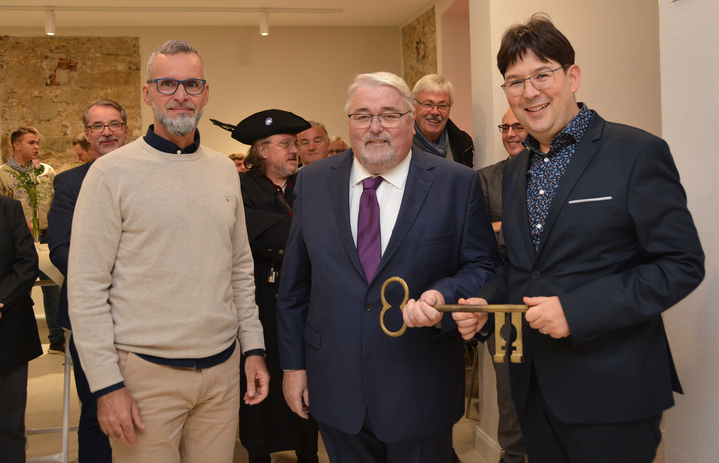 Der Neuwieder Architekt Ralph Schulte bergab dem Engerser Ortsvorsteher Dieter Neckenig und Brgermeister Michael Mang (von links) den Schlssel fr das grundsanierte alte Rathaus. Foto: Stadt Neuwied 