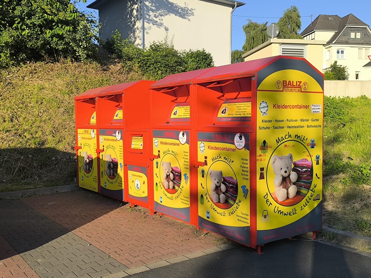 Am Rewe-Parkplatz in Hamm (Sieg) stehen noch Altkleider-Container, die man f�llen kann. (Foto: rl)