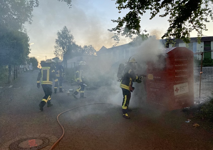 Frher Einsatz: Altkleidercontainer stand in Flammen