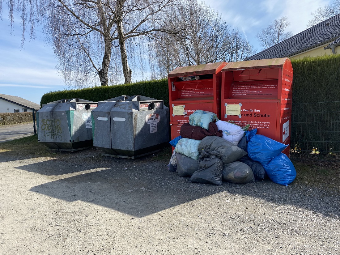 Spenden, die vor den Container gestellt werden, sind oft leider unbrauchbar. (Foto: privat)