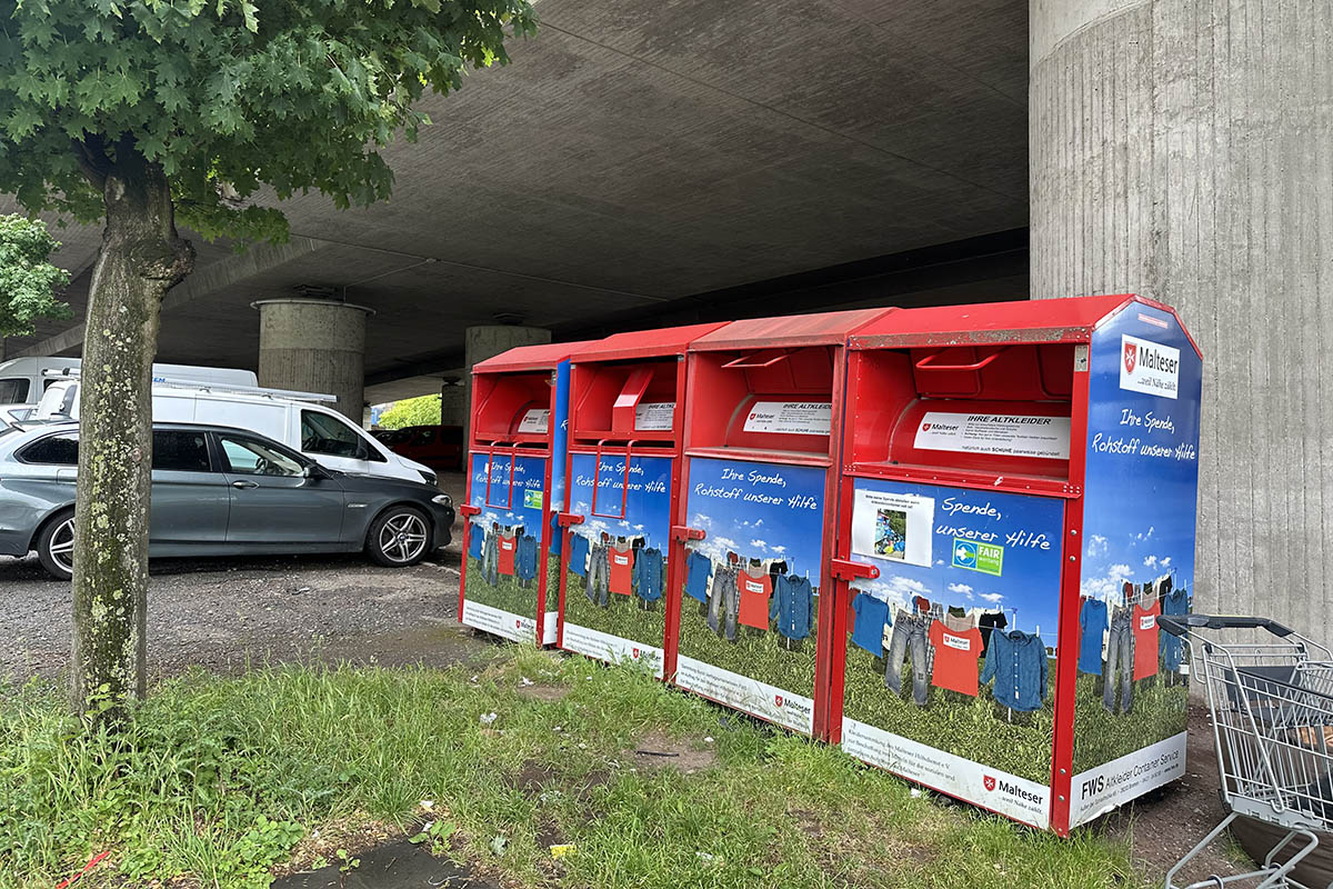 So sauber wie hier auf dem Bild beim Altkleidercontainer unter der Rheinbrcke sieht es leider nicht immer aus. Die Stadt bringt jetzt ein neues Konzept auf den Weg, das die Aufsteller mehr in die Pflicht nimmt bei der regelmigen Pflege der Sammelstellen. Foto: Stadt Neuwied/Ulf Steffenfauseweh