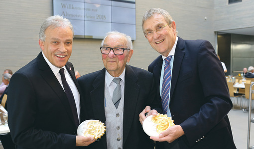 Maler- und Anstreichermeister Albert Bendel (Mitte) aus Hachenburg ist der Platin-Meister 2018, dem HwK-Prsident Kurt Krautscheid (links) und HwK-Hauptgeschftsfhrer Alexander Baden herzlich gratulierten. (Foto: Michael Jordan/HwK)