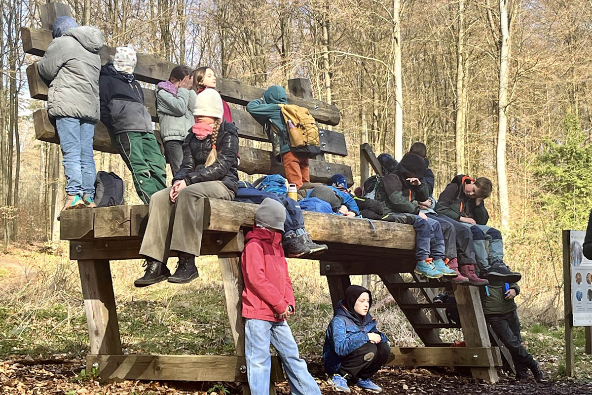 Das Ferienprogramm des KiJub hatte einiges zu bieten: Abenteuerlich ging es auch bei der �Entdeckerreise in die Altsteinzeit� zu, bei der die Kinder nicht nur verborgene Sch�tze entdeckten, sondern auch ihre Orientierung in der Natur gesch�rft haben. Foto: Esther Bitterling-Jungbluth 