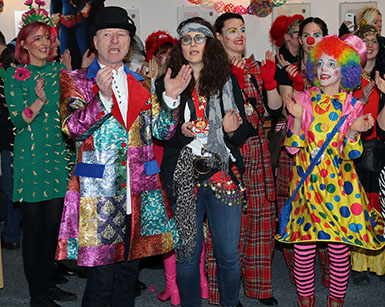 Brgermeister Uwe Erner, Sitzungsprsidentin Verena Scheele und die kfd-Prinzessin Christine Schlosser feierten gemeinsam mit vielen Gsten den Altweiber. Fotos: anna 