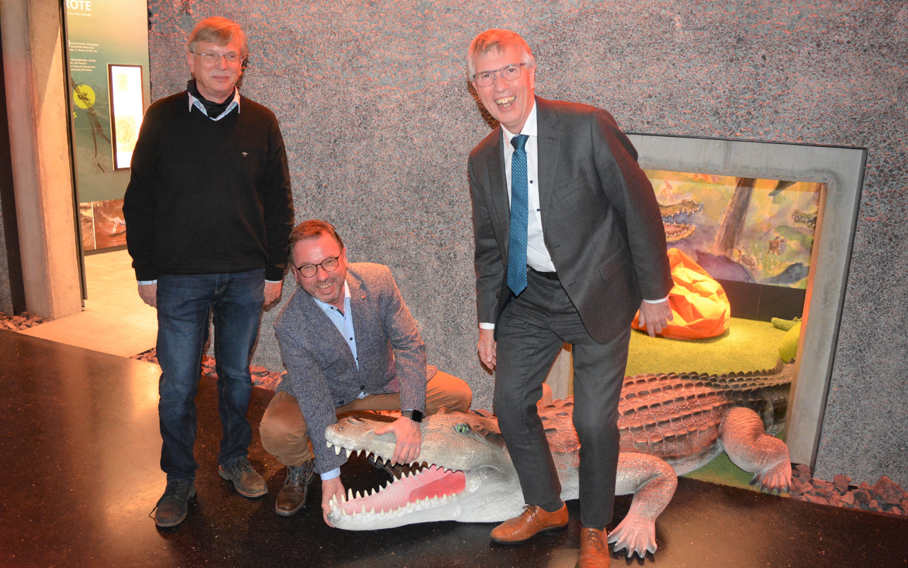 Kleiner Spa am Rande der Veranstaltung: Todesmutig greift Wolfgang Treis dem Ungeheuer ins Maul. Martin Rudolph (l.) und Dr. Erwin Manz amsieren sich. (Foto: Wolfgang Rabsch/SGD Nord) 