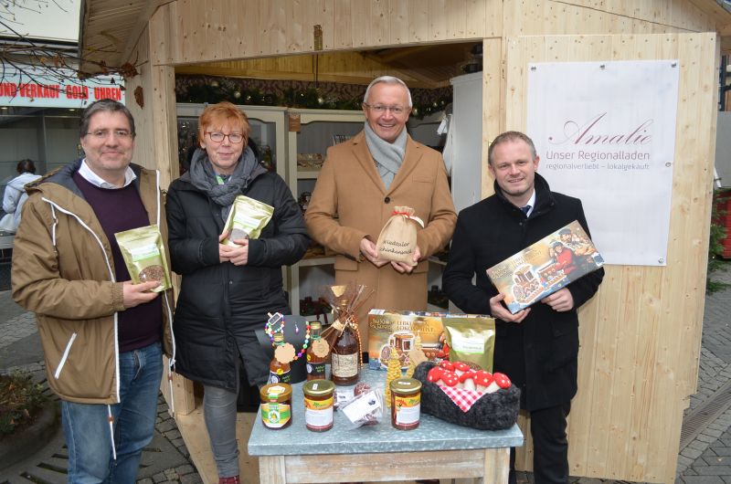 Neuwieds Oberbrgermeister Jan Einig, Landrat Achim Hallerbach, Petra Neuendorf, Amt fr Stadtmarketing und Jrg Hohenadl, Wirtschaftsfrderung des Landkreises Neuwied (v.r.n.l.) werben fr den Regionalladen-Gemeinschaftsprojekt. Foto: privat