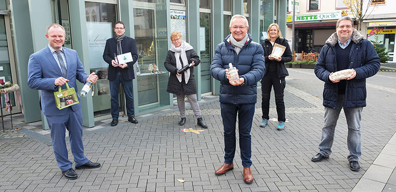 Vom umfangreichen Amalie-Angebot berzeugten sich (von links) Oberbrgermeister Jan Einig, Wirtschaftsfrderer Harald Schmillen, Amtsleiterin Petra Neuendorf, Landrat Achim Hallerbach, Benita Roos vom Amt fr Stadtmarketing und Wirtschaftsfrderer Jrg Hohenadel. Foto: Stadt Neuwied