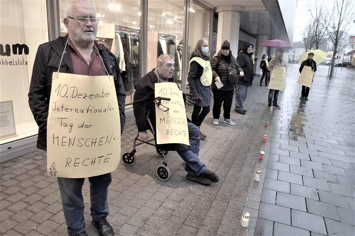 Amnesty International Neuwied erinnert mit Mahnwache an Menschenrechte