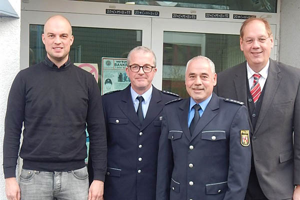 Foto zur Amtseinfhrung, vor der Polizeiinspektion Linz, von links nach rechts: Polizeikommissar Yannick Seiber, Polizeihauptkommissar Heinrich Klar, Erster Polizeihauptkommissar Veit Doll, Kriminaldirektor Gregor Gerhardt. Foto: Polizei