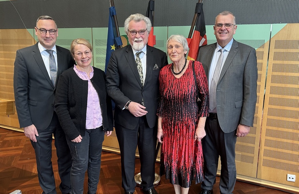 v.l.n.r. neuer Direktor des Amtsgerichts Westerburg Ingo Buss, Frau Barbara Buss, Justizminister Herbert Mertin, Frau Ute Ickenroth und Hubert Ickenroth (Foto: Justizministerium)