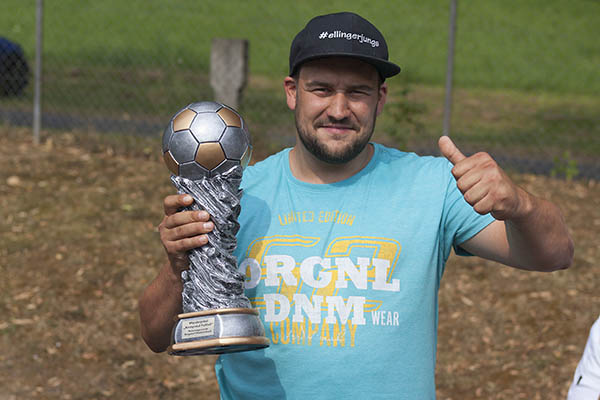 Daniel Puderbach prsentiert stolz den Pokal. Fotos: Wolfgang Tischler