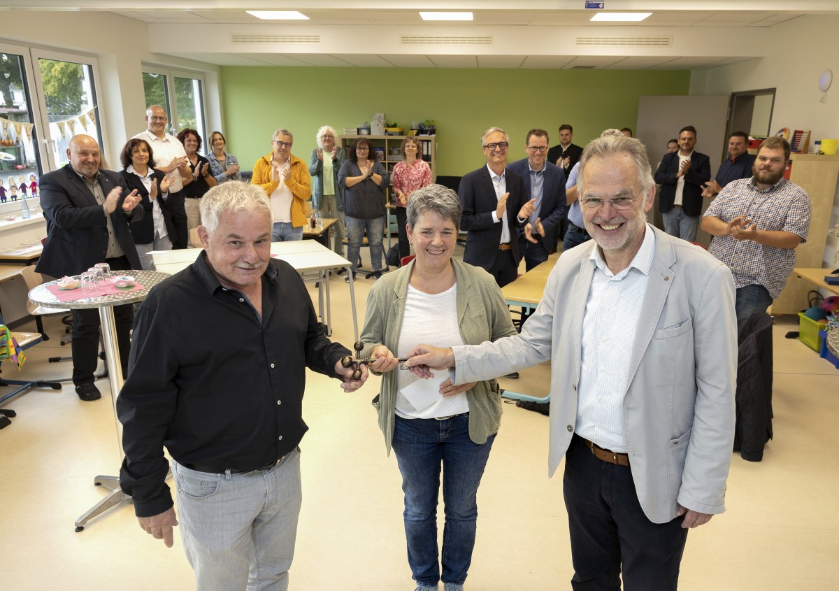 Im Rahmen einer kleinen Feierstunde konnten Schulleiterin Antje Krause (Mitte) und Brgermeister Andreas Heidrich (rechts) den symbolischen Schlssel aus der Hand des beauftragten Architekten Thomas Schfer (links) (Foto: Rder-Moldenhauer)