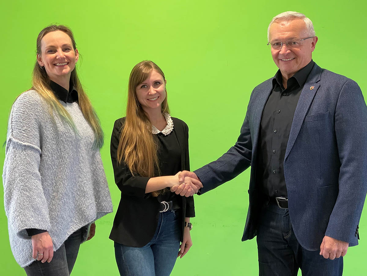 Landrat Achim Hallerbach begrt Angelina Zahn als neue Klimawandelanpassungs-Managerin des Kreis Neuwied. Sie wird knftig mit Klimaschutzmanagerin Janine Sieben in der Stabsstelle "Klima, Energie, Umwelt" zusammenarbeiten. Foto: Kreisverwaltung Neuwied/Ulf Steffenfauseweh