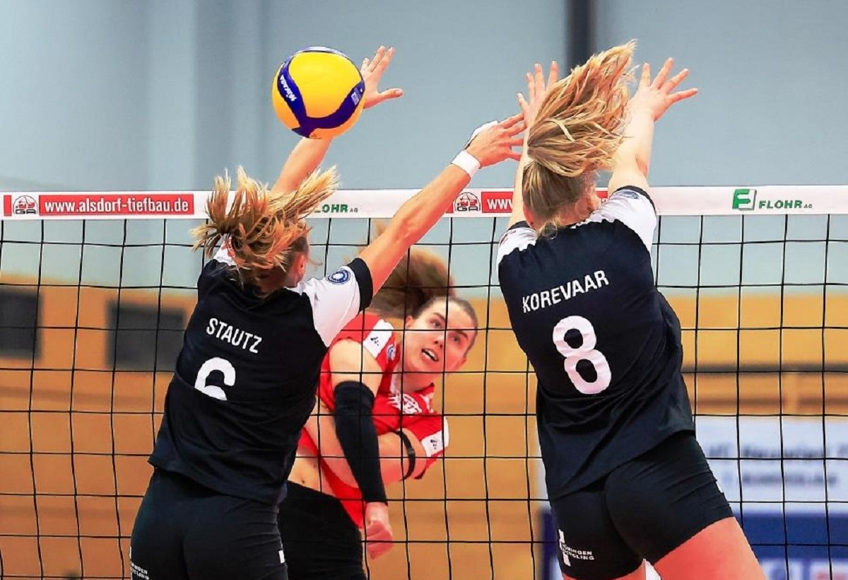 Yasmine Madsen setzt sich kraftvoll gegen den Erfurter Block durch. (Fotos: Tobias Jenatschek)