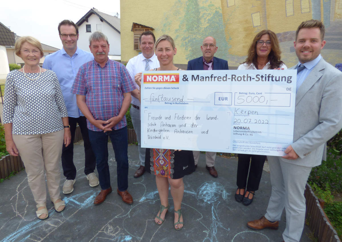 Von links: Roswitha Lehning und Roland Sieber (Frderverein), Ortsbrgermeister Heinz-Otto Zantop, Martin Wirtz (Verkaufsleiter Norma), Ilona Kurz (Frderverein), Alfred Rausch (Expansionsleiter Norma), Anja Hunhold (Bereichsleiterin fr Aus- und Fortbildung Norma), Michael Fedder (Bereichsleiter Norma). (Foto: Angela Gbler)