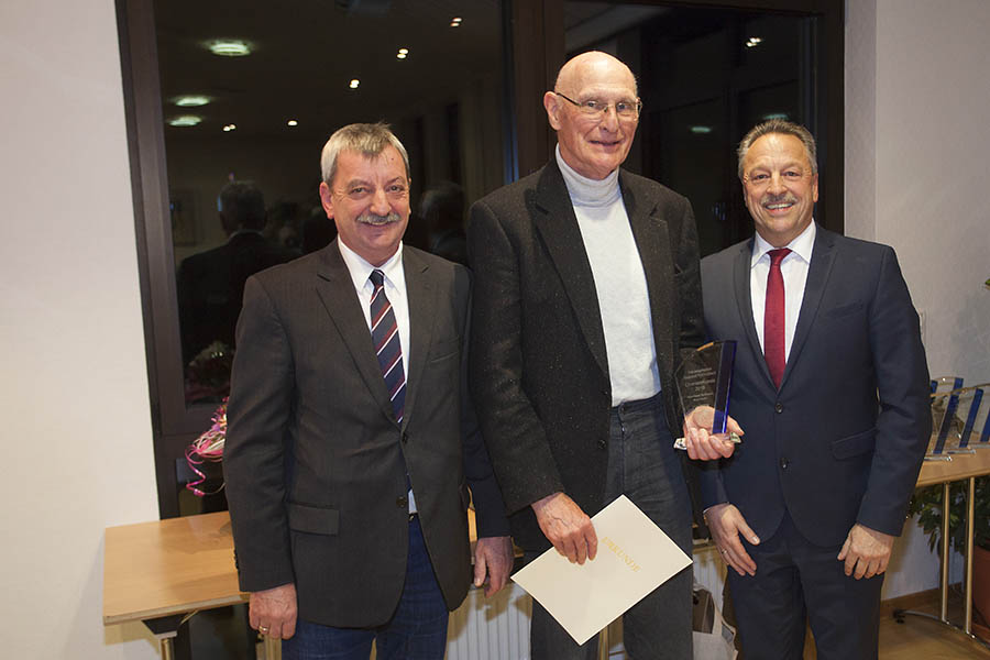 Walter Schlund (Mitte) wurde mit dem Ehrenamtspreis ausgezeichnet. Foto: Wolfgang Tischler