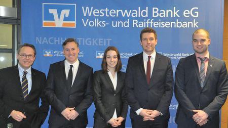 Informierten ber Anlagemglichkeiten in Zeiten niedriger Zinsen: (von links) Westerwald Bank-Vorstand Dr. Ralf Klbach, Marco Schmitt (R+V Luxembourg S.A.), Christina Kunz (DZ BANK AG), Daniel Furchert (DZ BANK AG) und Stefan Krmer (Spezialist fr Fondsfragen). (Foto: Westerwald Bank)