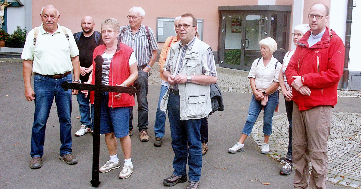 Start der St. Anna-Prozession mit Pfarrvikar Alhard Snethlage (re.) auf dem Kirchplatz in Wissen. (Foto: Bernhard Theis)