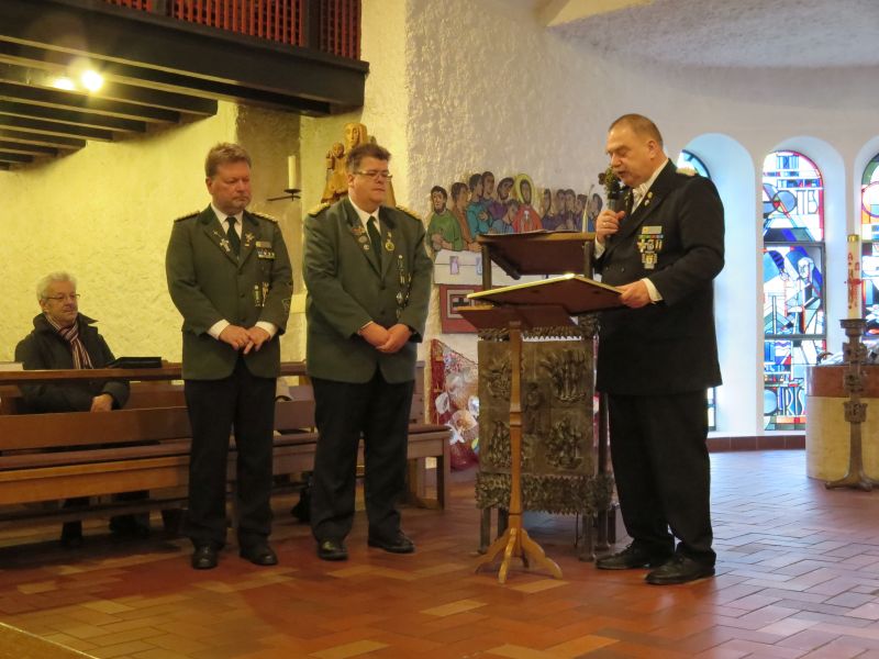 Bekamen das Anno Santo Kreuz bergeben v.l. Tobias Ktting und Jrg Gehrmann Foto: Verein