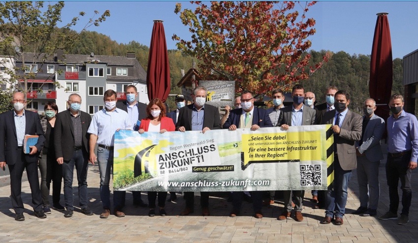 v.l.: Michael Wschenbach (MdL), Jessica Weller (MdL), Wolfgang Becker (Obermeister), Lutz Nink (LBM), Michael Braun (Kreishandwerkerschaft), Sandra Weeser (MdB), Fabian Gttlich (IHK Koblenz), Christoph Bhmer (Sprecher der Kampagne Anschluss Zukunft), Heijo Hfer (MdL), Andy Becht (Staatssekretr), Matthias Gibhardt (Brgermeister der Stadt Altenkirchen), Thomas Bellersheim (IHK-Vizeprsident), Ulrich Marciniak (Erster Beigeordneter der Verbandsgemeinde Wissen), Tobias Gerhardus (Erster Kreisbeigeordneter) und  Oliver Rohrbach (IHK Koblenz). (Foto: Heinz-Gnter Augst)